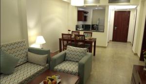 sala de estar con sofá y comedor en Oyster Bay Resort, One Bedroom Beach Front Apartment, Marsa Alam, en Abu Dabab