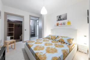 1 dormitorio con 1 cama con manta amarilla y azul en Appartamento a Capitana, en Capitana
