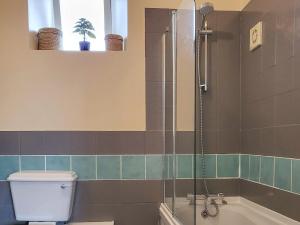 łazienka z prysznicem, toaletą i wanną w obiekcie Marina Reach w mieście Neyland