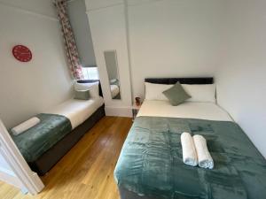 ein Schlafzimmer mit großem Bett und Fenster in der Unterkunft Kings Cross Apartment in London