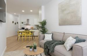 sala de estar con sofá y mesa en KAIXO BILBAO APARTMENTS, en Bilbao