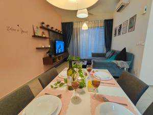 Nápoje v ubytování Midvalley Luxury Maxine Suite
