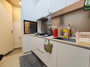 Kuchyň nebo kuchyňský kout v ubytování Midvalley Luxury Maxine Suite