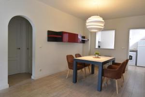 a kitchen and dining room with a table and chairs at Apartament Luna in L'Escala