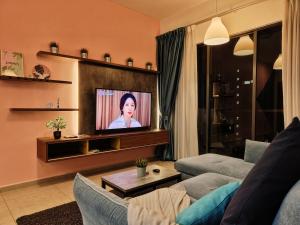 TV a/nebo společenská místnost v ubytování Midvalley Luxury Maxine Suite