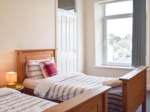 sypialnia z 2 łóżkami i oknem w obiekcie Marina Reach w mieście Neyland