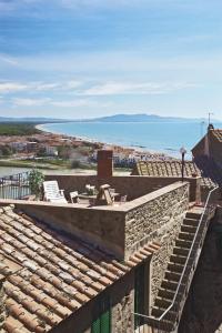 カスティリオーネ・デッラ・ペスカーイアにあるAppartamento San Simoneの屋根から海岸の景色を望む