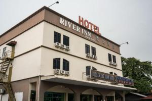 een gebouw met een bord voor een hotel bij Hotel River Inn in Butterworth