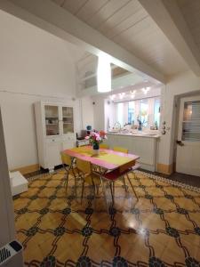 a kitchen with a table and chairs in a room at Casa di Nina in Marittima