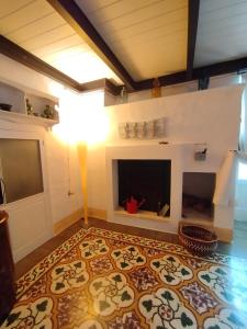 a living room with a fireplace and a floor at Casa di Nina in Marittima