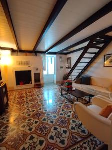 a living room with a couch and a fireplace at Casa di Nina in Marittima