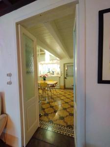 a hallway leading to a dining room with a table at Casa di Nina in Marittima