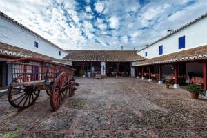 un carruaje tirado por caballos en el patio de un edificio en 1B-Precioso Apartamento en pleno centro. A estreno, en Alcázar de San Juan