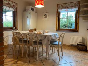 y cocina con mesa, sillas y nevera. en Chata Sikorki 