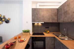 Kuchyňa alebo kuchynka v ubytovaní Blue Ark Boho Stay at Acropolis