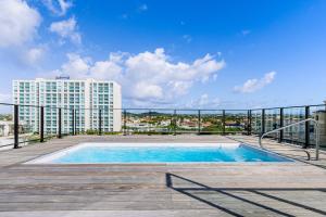 uma piscina na varanda de um edifício em The Cove Condominium 101 em Palm-Eagle Beach