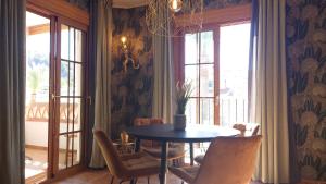 a dining room with a table and chairs at Carmen Apartamento Susanne in Frigiliana