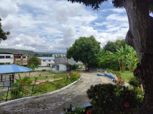 widok na ulicę w małej wiosce w obiekcie Hotel Marqués de San Luis w mieście Melgar