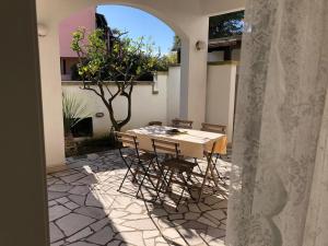 a table and chairs sitting on a patio at Odegos Mono & Trilo in Torre dell'Orso