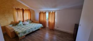 - une chambre avec un lit et une fenêtre avec des rideaux dans l'établissement Casa Ruxy- Vama Veche, à Vama Veche