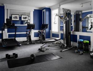 una palestra con pareti blu e attrezzature per il fitness di The Georgian Hotel a Los Angeles