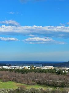 - une vue sur une ville avec un ciel bleu dans l'établissement Civico 26 T, à San Salvo