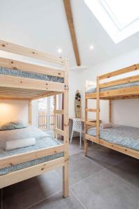 1 dormitorio con 4 literas en una habitación en Ted Surf House en Capbreton