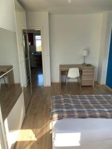Ένα ή περισσότερα κρεβάτια σε δωμάτιο στο Well located 2-bedroom condo with a balcony