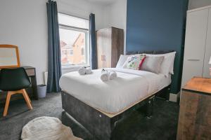 una camera da letto con un letto e due asciugamani di Clarice House by YourStays a Etruria