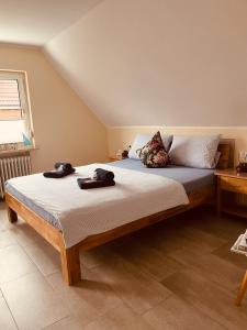 1 dormitorio con 1 cama con 2 toallas en Hotel Pension garni Haus am Strand 2 en Norddeich