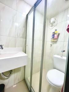 a bathroom with a sink and a toilet at Kit asa norte in Brasilia