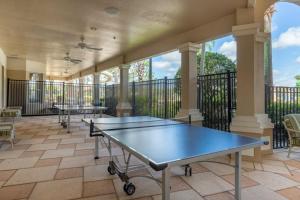 una pista de tenis con 2 mesas de ping pong en el balcón en LUXURIOUS CONDO - JUST 2 MILES FROM DISNEY #404 en Orlando