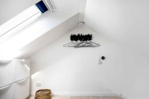 una scala in una casa con pareti bianche e una finestra di Bornholm Holiday Apartment With Sea View ad Allinge