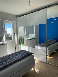 Ένα ή περισσότερα κρεβάτια σε δωμάτιο στο Well located 2-bedroom condo with a balcony