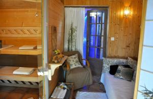 ユゼスにあるVilla Romaine & Spa à Uzèsのベッドとデスクが備わる小さな客室です。