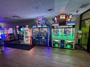 una stanza con diverse macchine per videogiochi di 7Clans Hotel & Resort a Newkirk
