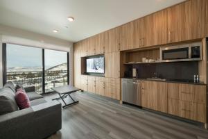sala de estar con sofá y cocina en YotelPad by Lespri Property Management, en Park City