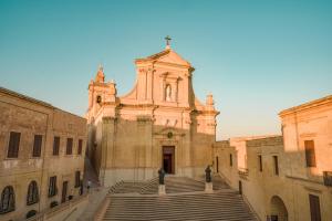 un vecchio edificio con scale che conducono a una chiesa di Maria Rosa Suites a Victoria