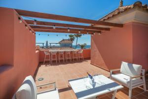 Balkón alebo terasa v ubytovaní Lorea Playa, Luxury 6 Bedroom Villa with Seaview