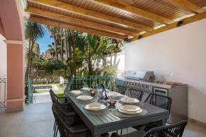 Vonkajšia záhrada v ubytovaní Lorea Playa, Luxury 6 Bedroom Villa with Seaview