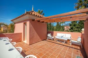 Balkón alebo terasa v ubytovaní Lorea Playa, Luxury 6 Bedroom Villa with Seaview