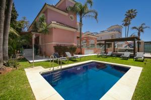 Piscina de la sau aproape de Lorea Playa, Luxury 6 Bedroom Villa with Seaview