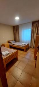 Habitación de hotel con 2 camas y ventana en Green House Source Vrilo, en Tomislavgrad
