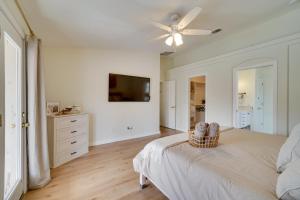 - une chambre blanche avec un lit et un ventilateur de plafond dans l'établissement Family Home with Fire Pit and BBQ 3 Mi to Lake Havasu, à Lake Havasu City