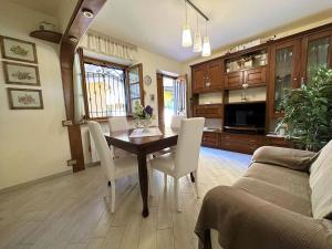 TV a/nebo společenská místnost v ubytování Villetta La Panoramica by Nicola Real Estate