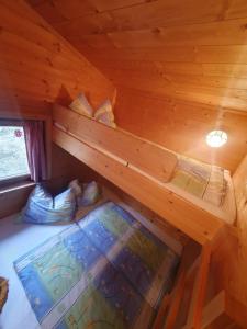 eine Aussicht auf ein Etagenbett in einem Blockhaus in der Unterkunft Weiherhütte Ried in Ried im Oberinntal