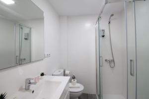 Un baño con ducha, lavabo e inodoro. en Del Parque Flats Candelaria Sea View, en Rincón de la Victoria 31 fotos más