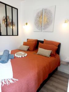 Säng eller sängar i ett rum på Luxueux petit cocon sur le port de Saint-Goustan