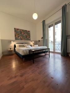 1 dormitorio con cama y ventana grande en Dante Suites, en Palermo