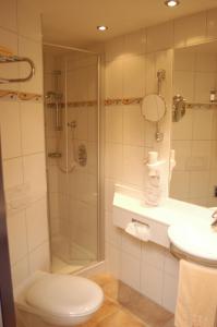 Koupelna v ubytování Hotel Prinz Heinrich + 34 fotografií